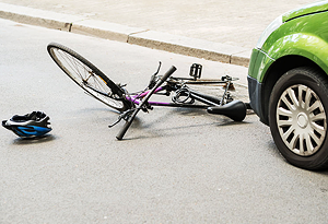 Ciclista fica ferido em acidente com carro no bairro Nossa Senhora Aparecida, em Frutal