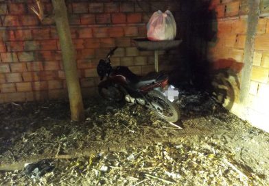 Motocicleta roubada é recuperada e suspeitos são presos em Frutal