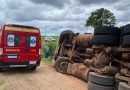 Carreta carregada de adubo tomba em rodovia em Alfenas