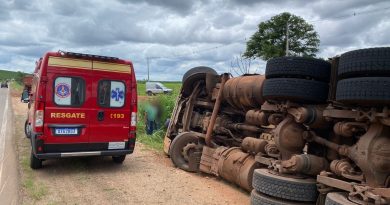 Carreta carregada de adubo tomba em rodovia em Alfenas