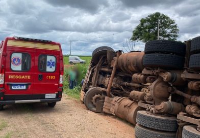 Carreta carregada de adubo tomba em rodovia em Alfenas